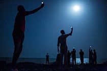 Zbídačení afričtí migranti se v noci shromažďují na pobřeží u Džíbútí a snaží se zachytit levné mobilní signály ze sousedního Somálska – nejisté spojení s příbuznými v zahraničí. Déle než 60 000 let s