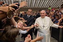 Papež byl kdysi známý svou nechutí k fotografování, ale dokázal se přes ni přenést. Jeden starší snímek, který v srpnu 2013 vyfotila skupina mladých lidí, je považován za první selfie s papežem a na sociálních médiích se rozšířil jako lavina. 