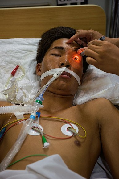 Dvacetiletého Can Van Thanha uštkl jedovatý bungar. Nyní leží ochrnutý v hanojské nemocnici. Takacsův tým mu letecky doručil protijed z Thajska a mladík se uzdravil. 