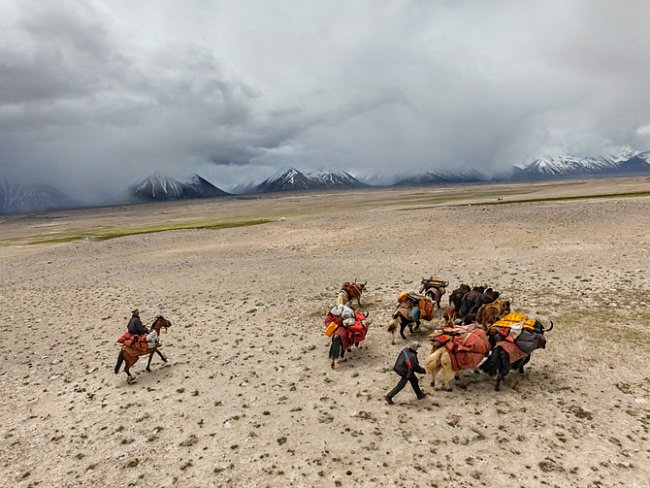 Kyrgyzové, kočovníci z nutnosti, se stěhují za svými stády v oblasti Váchánu, úzkém výběžku tvořeném horskými údolími a vysokými vrcholy v severovýchodním Afghánistánu. 
