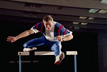 Český superhrdina Robert Změlík, držitel zlaté medaile v desetiboji z roku 1992, trénuje v Praze a chystá se na příští olympijské hry. 