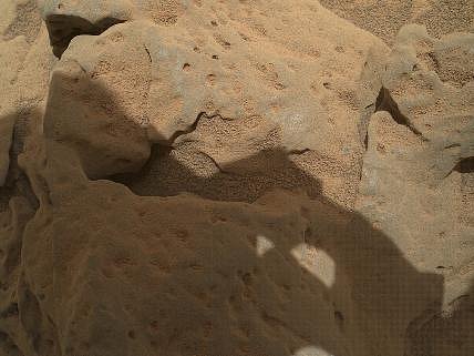 Na povrchu Marsu najdeme kameny,, jako je třeba tento - pojmenovaný Burwash. Nafotila ho kamera MAHLI.