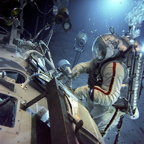 Trénink chůze ve vesmíru se provádí pod vodou, protože pohyb ve vodě simuluje pohyb v prostoru za stavu beztíže. Fotografie je z roku 1983.