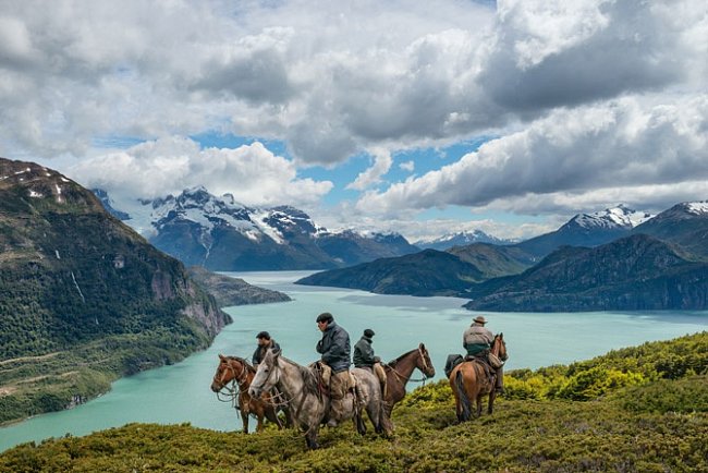 Kovbojové na poloostrově Antonia Varase v Patagonii v Chile, zvaní Bagualeros, odpočívají při svém honu na divoký dobytek. „Je to krásný, ale těžký život“, říká Sebastián García Iglesias (úplně vlevo). 
