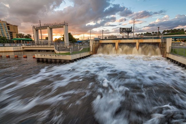 Přibližně 3 400 km kanálů vybudovaných pro odvodňování Everglades ústí do Atlantiku. S vyšším vlnobitím však tudy teče slaná voda do vnitrozemí. Mohutná čerpadla, jako tato na řece Miami, chrání kanály tak, že přebytečnou dešťovou vodu vytlačují do oceánu