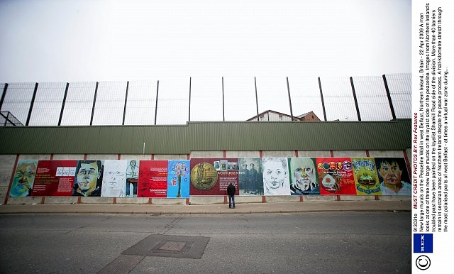 Separační zeď v Belfastu odděluje příslušníky odlišných náboženství. Její stavba začala už v 70. letech...