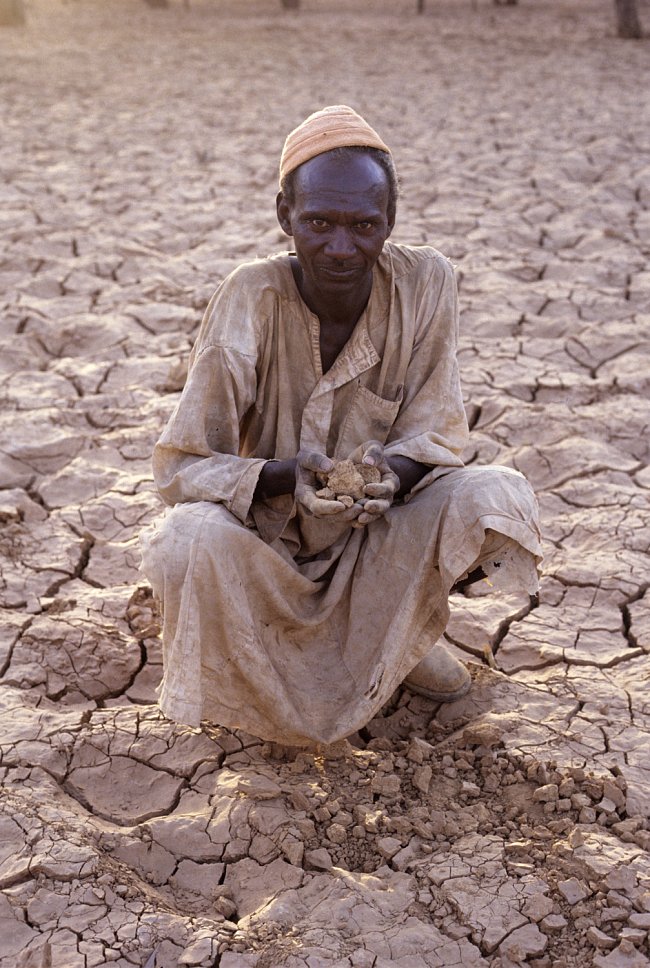 Súdán, třetí největší africká země, se skládá povětšinou ze suchých plání.