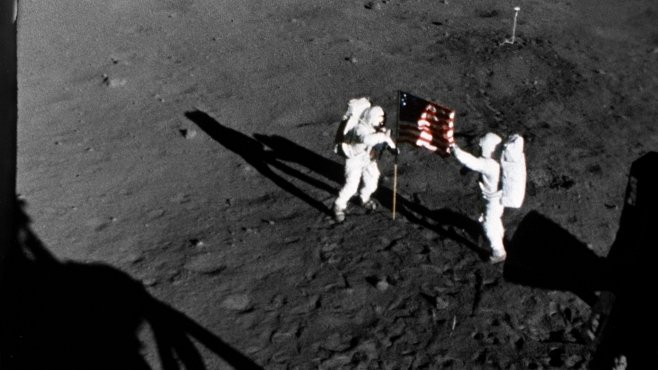 Americké vlajky umístěné na Měsíci stále stojí, až na tu první