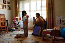 Ve svém bytě v Ulánbátaru prosí studentka o šamančinu pomoc při opatřování dokladů, jež potřebuje pro studium v zahraničí. 