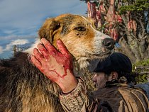 Když je býk svázán, Sebastián García odpočívá se svým psem. Jasná brutalita při zabíjení divokého dobytka je vyvažována hlubokým a láskyplným vztahem mezi muži a jejich psy. „Bez nich nejsme nic,“ říká García.