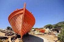 : Samosští loďaři ještě nevymřeli a s nimi stále žije i tradice ruční výroby dřevěných lodí. Z mnoha loděnic však dnes na ostrově Samos fungují už jen dvě nebo tři.