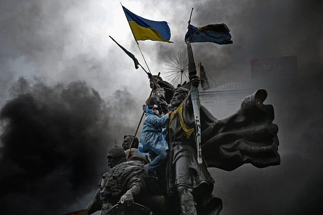 V roce 2014 ukrajinská vláda pod tlakem ze strany Moskvy oznámila, že pozastavila přípravy podpisu asociační dohody, jež měla posílit vazby mezi Ukrajinou a Evropskou unií. Kyjevské náměstí Nezávislosti, Majdan, zachvátily násilné nepokoje.