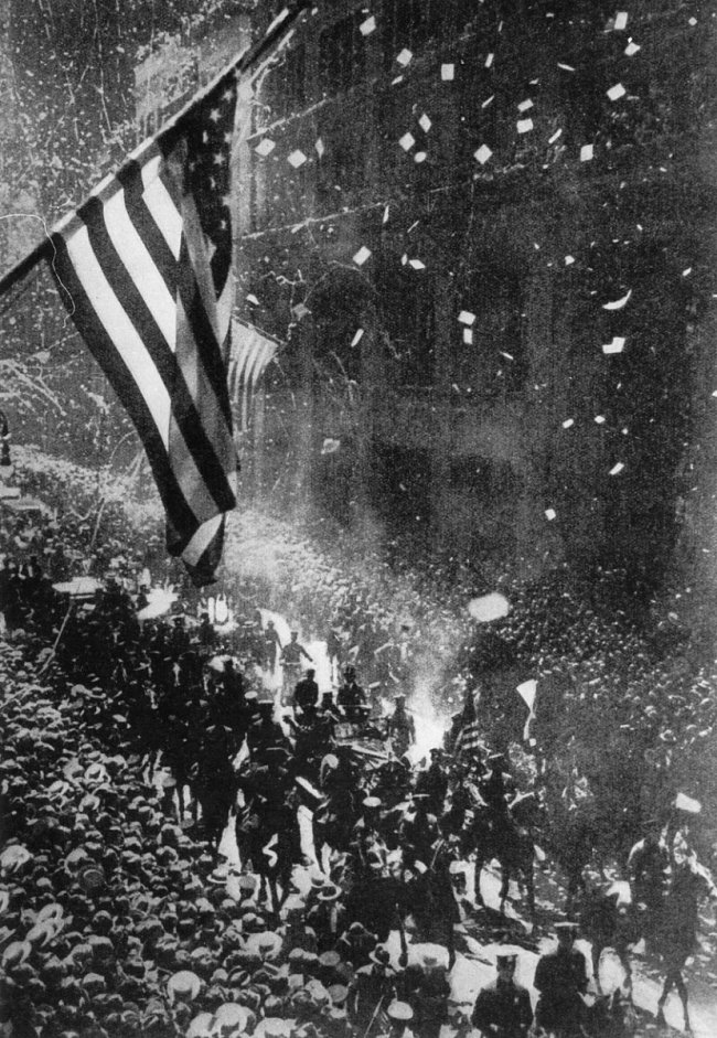 V New Yorku se 13. června 1927 konala bombastická přehlídka na Lindberghovu počest. 