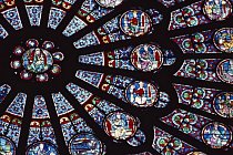 Rozeta, toto růžicové okno z barevných skel, vytvořené ve 13. století, zobrazuje scény ze Starého zákona.