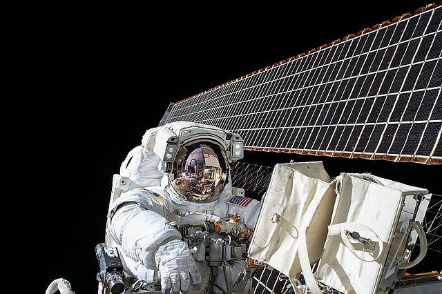 Scott Kelly je ve vnějších prostorách mezinárodní vesmírné stanice již potřetí. Naposledy to bylo v listopadu.