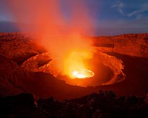 Konžská sopka Nyiragongo s kráterem širokým 1,5 kilometru stále ohrožuje dva miliony lidí. Nad vroucí lávou se vznášejí oblaka plynu. Sopečné erupce mění tvář krajiny miliony let – od doby, kdy africk