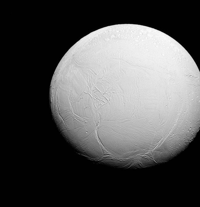 Příběh dvou polokoulí ledového Enceladu