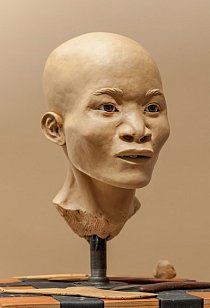 Potápěči, kteří objevili její kosti, ženu pojmenovali Naia. Rekonstrukce obličeje odhaluje, že prapůvodní Američané příliš nevypadají jako Indiáni či Inuité, i když genetické důkazy potvrzují jejich společné předky.