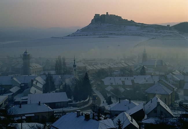 Ve slovenské vesnici Spišské Podhradie se vysoko nad kouřem z kamen na uhlí rýsuje Spišský hrad. 