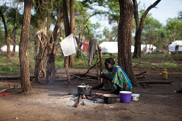 Žena připravuje jednoduché jídlo pro svou rodinu v táboře Batil. 