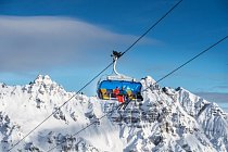 Schlick 2000 je lyžařský areál vklíněný do horské kotliny v masivu Kalkkögel, kde si návštěvníci mohou dopřát i běžecké lyžování nebo paragliding.