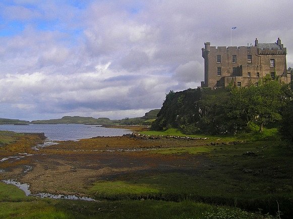 Skotská krajina a hrad