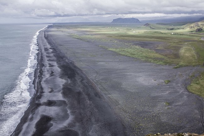 Dyrhólaey – je malý poloostrov na jihu Islandu, který tvoří přírodní rezervaci. Řadu rozeklaných útesů tu střídají pláže s černým lávovým pískem, nad nimiž poletují hejna mořského ptactva.