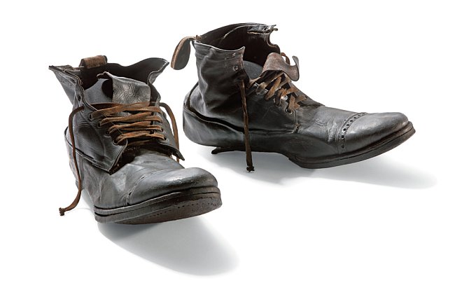Tyto boty jsou uloženy v koženém zavazadle pětatřicetiletého nástrojáře Williama Henryho Allena. Stejně jako mnoho cestujících ve třetí třídě, ani on katastrofu nepřežil.