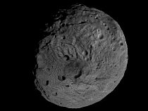Krátery u jižního pólu mohly vzniknout buď dopadem asteroidů anebo působením vnitřních sil planetky. 