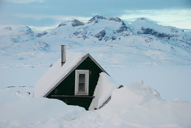 Městečko Tasiilaq (dříve Ammassalik) v jihovýchodní části ostrova je sedmým největším v Grónsku (má necelých 2 000 obyvatel). 
