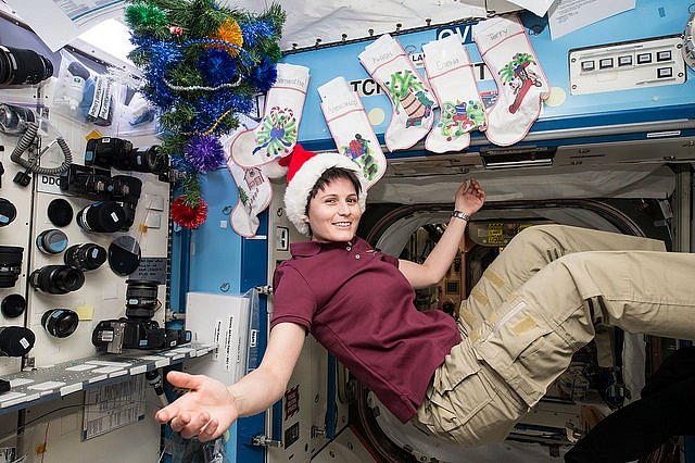 Členka expedice Samantha Cristoforetti z ESA si loni užila se svými kolegy z expedice 42 Vánoce mimo Zemi, ale na dohled ji měli stále – obíhali ji rychlostí 27 000 km/hod.