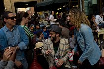 Když odbočíte vpravo na ulici Hanbury z Brick Lane směrem k Bethnal Green Road, dostanete se do míst obývaných lidmi s nejnižšími příjmy v Londýně. Odbočíte-li vlevo, dojdete do vysoce módní oblasti S