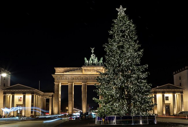 Stromeček před Braniborskou bránou v Berlíně.
