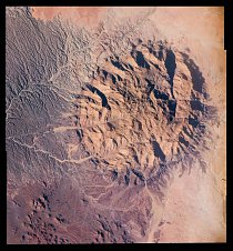 Hora Brandberg v Namibii, která získala své jméno – Ohnivá hora – podle světelného efektu při západu slunce. Fotografie byla sestavena v Johnsonově vesmírném středisku v Houstonu z několika snímků, které pořídili členové Expedice 47 z ISS.