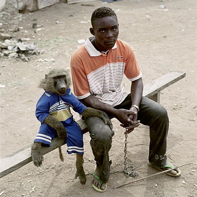 Dayaba Usman s opicí Clear, Nigérie 2005.