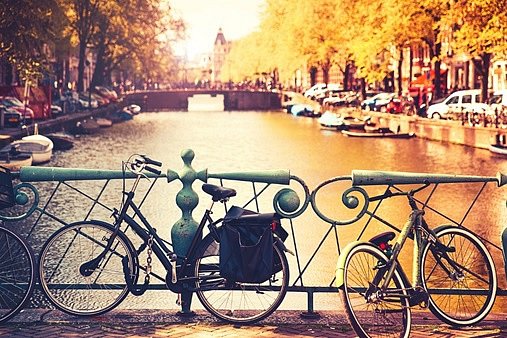 Ne náhodou je jedním ze symbolů Nizozemska kolo. Jezdí na něm prakticky každý. V centru ulic jsou speciální stezky pro cyklisty, většinou stejně široké jako chodníky pro chodce.