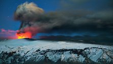 Islandská sopka Eyjafjallajökull těsně před úsvitem 23. dubna 2010: to nejhorší už skončilo. 