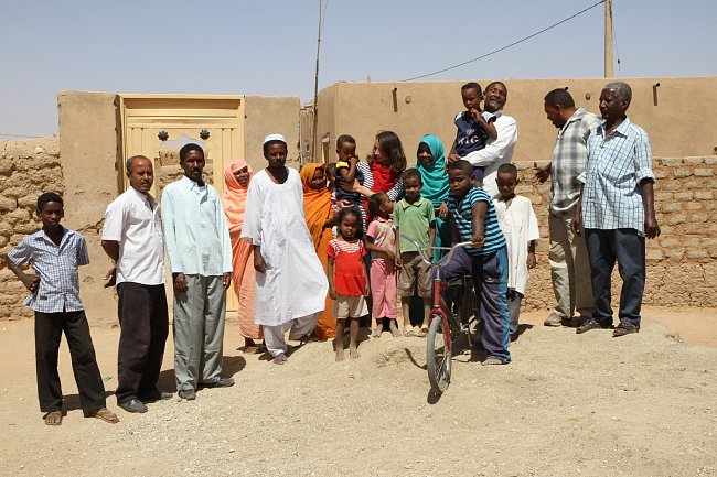 Rozloučení s vesničani po ukončení výzkumu na jaře 2012, vesnice Al Hudžér Abú Dóm, výzkumy ČEgÚ.