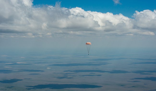 Vesmírná loď Soyuz TMA-19M přistává se členy Expedice 47 – Tim Kopra (NASA), Tim Peake (ESA) a Yuri Malenchenko (Roscosmos) – v Kazachstánu. Na ISS strávili šest měsíců. 