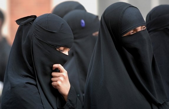 Dějiny zahalování. Proč nádherné muslimky skrývají tváře?