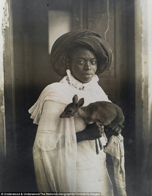Snímek zachycuje mladou keňskou ženu se svým zvířecím miláčkem.