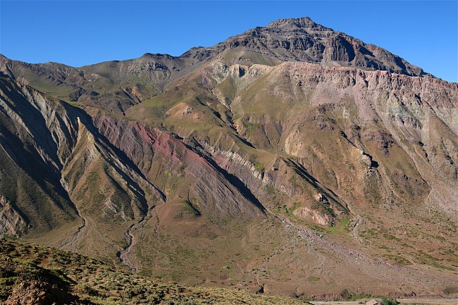 Právě z místa, kde se stopy dinosaura nachází, se nám poprvé ukázal v plné kráse náš cíl, 3350 metrů vysoký vulkán Cerro Alto del Padre. 