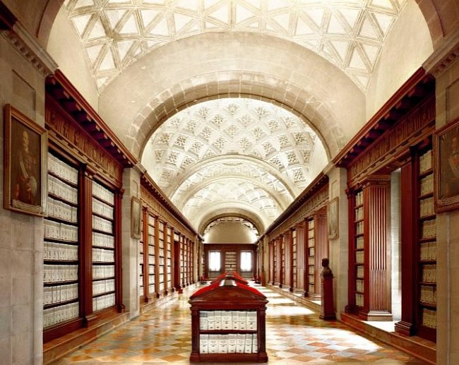 Archivo General de Indias, Sevilla, Španělsko: Jsou tu mapy a dokumenty vztahující se ke španělské kolonizaci Nového světa. Archiv byl založen v roce 1785 a nyní je zapsán do seznamu světového dědictví UNESCO. Lidé mají zdarma přístup do stálých fondů.