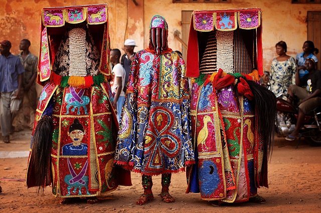 Tanečníci z nigerijského etnika Joruba představují svými kostýmy i tancem své mrtvé předky.