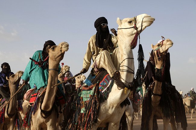 Nomádi v období deštů přivádějí dobytek do oblasti Ingalu, nedaleko od Agadezu, která je bohatá na sůl, a zároveň využívají této příležitosti ke společenskému vydovádění a případnímu seznámení. 
