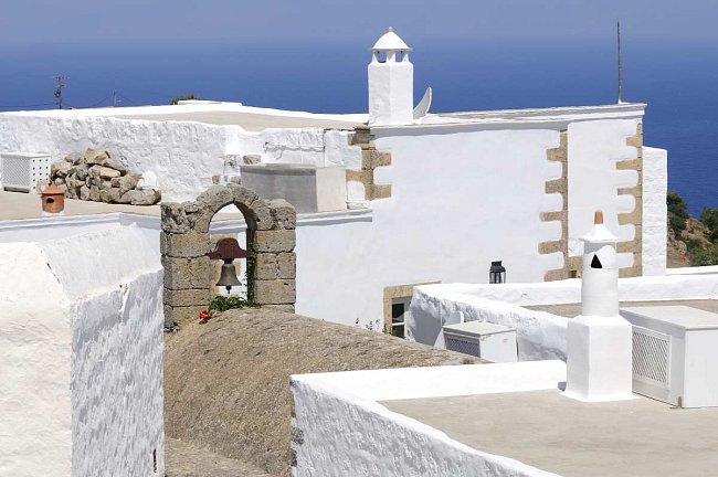 Bílé domky dělají z ostrova Patmos téměř pohádkové místo. Barva omítky však není samoúčelná. Díky ní se od zdí odrazí maximum slunečních paprsků a místnosti se v letním vedru nepřehřívají.