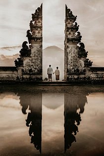 Začátek společné cesty s požehnáním starověkého chrámu Pura Lempuyang Luhur na východě Bali.