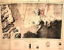 Mapa – vlevo trasa letu a místo, o kterém se posádka domnívala, že se nachází právě nad ním, vpravo skutečná trasa letu. 