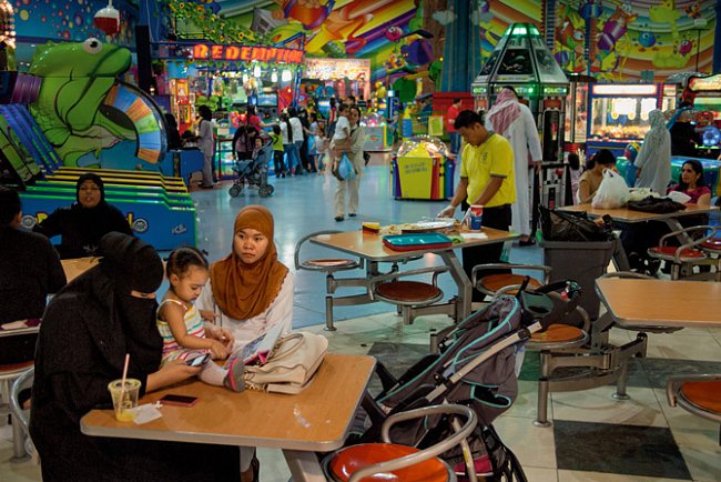 Chůva v katarské obchodní pasáži nepřítomně hledí na svou zaměstnavatelku. Přestože pomocnice z ciziny jsou muslimky, kulturní odlišnosti a odloučení od rodiny a přátel mohou vyústit v osamělý život.