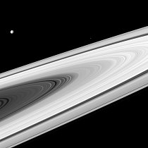 Hlavní prstence Saturnu spolu s jeho měsíci září jasněji než většina hvězd.